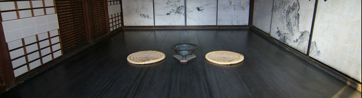 フローリングの上に座布団が置いてある